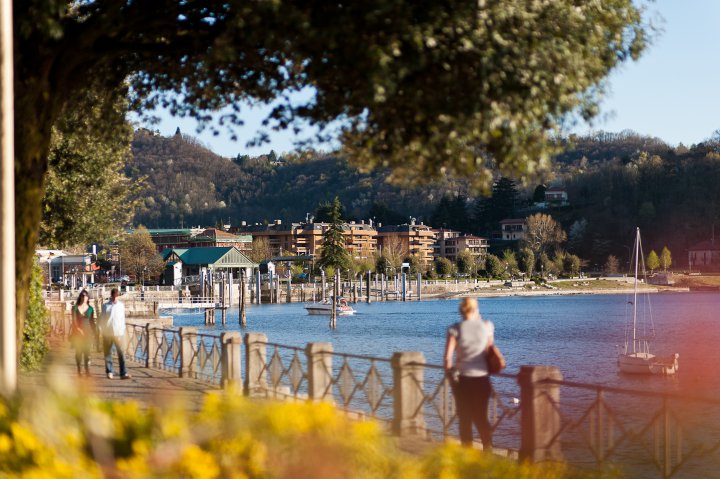 Spaziergang in Laveno, Italien