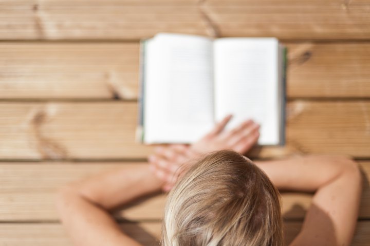 Werbefotografie: Lesen auf der Terasse