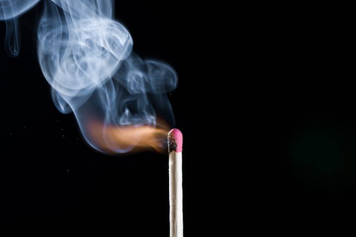 Werbefoto: Ein Streichholz entzündet sich mit blauem Rauch