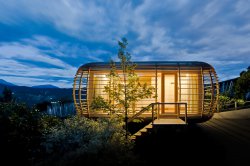 Der Fincube in der Dämmerung am Ritten in Südtirol
