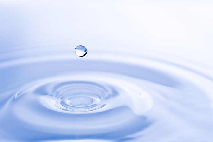 Tropfen mit schwingenden Wasserwellen
