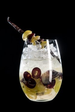 Cocktail mit Weintrauben, fotografiert im Fotostudio