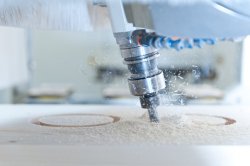 CNC Fräsmaschine bearbeitet einen Holzplatte