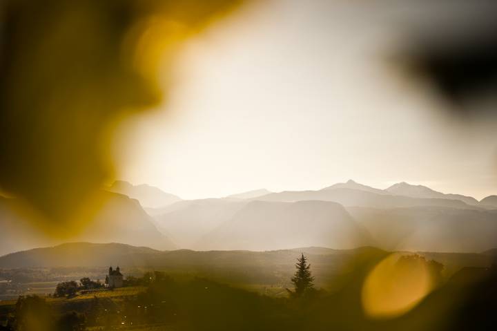 Werbefotografie: Die Gleifkirche auf dem Eppaner Hügel in Südtirol