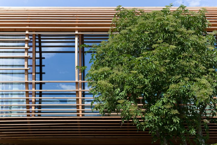 Glasfassade in Holzkonstruktion, Detail vom Fincube