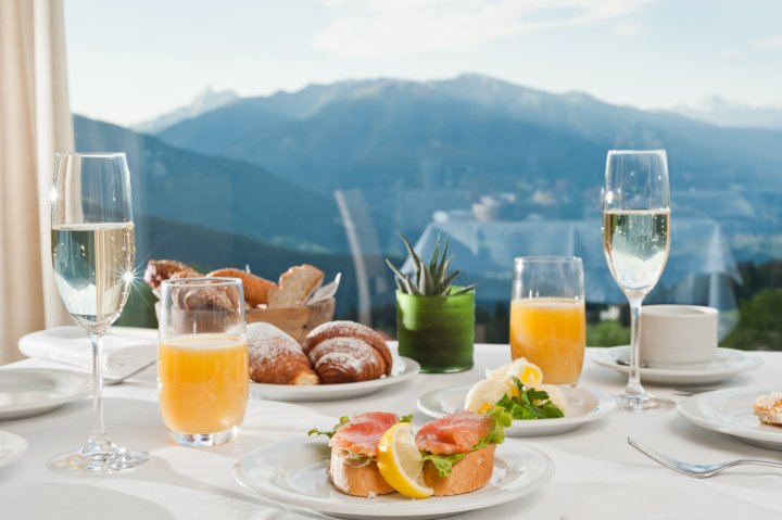 Frühstücksausblick mit Bergen und Sekt