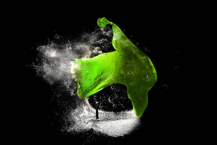 Werbefotografie: Highspeed Studioaufnahme eines platzender Luftballons