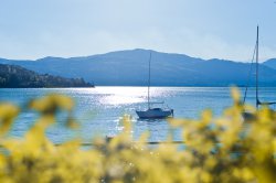 Landschaft, Tourismus, kleines Segelschiff In Laveno am Lago Maggiore in Italien