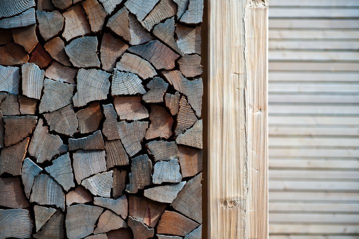 Holzscheite von der Sonne verfärbt, Pergola Meran