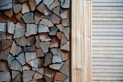 Holzscheite von der Sonne verfärbt, Pergola Meran