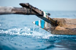 Der Arm eines Katamarans gleitet über das Wasser